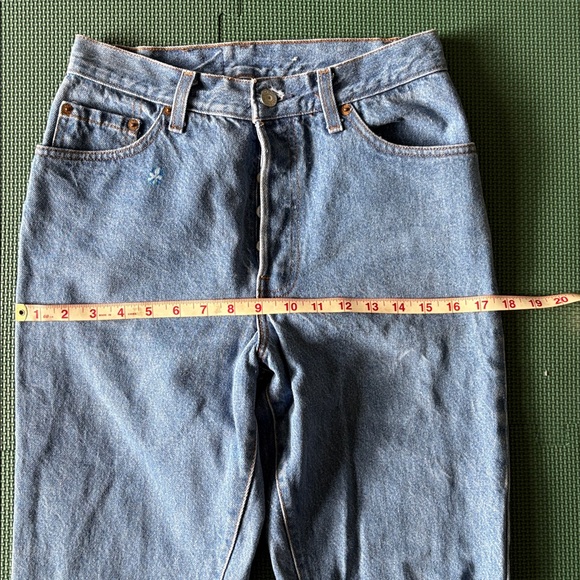 VTG 501 Levi's Women's High Rise Light Blue Jeans Size 26 Waist - Picture 10 of 14